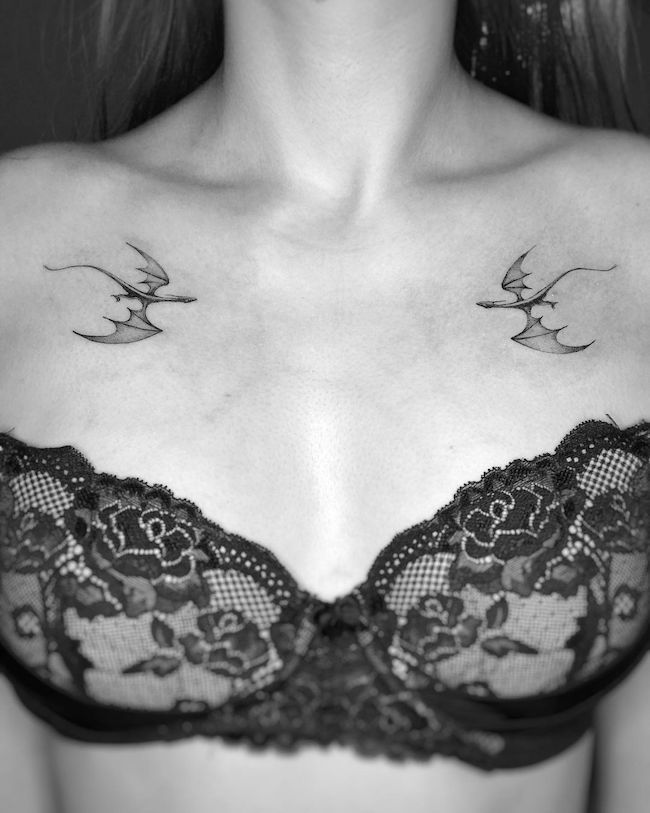 Tatuaggi simmetrici con drago sul petto di @alina_molido - Tatuaggi di drago eleganti e cazzuti per donne con significato