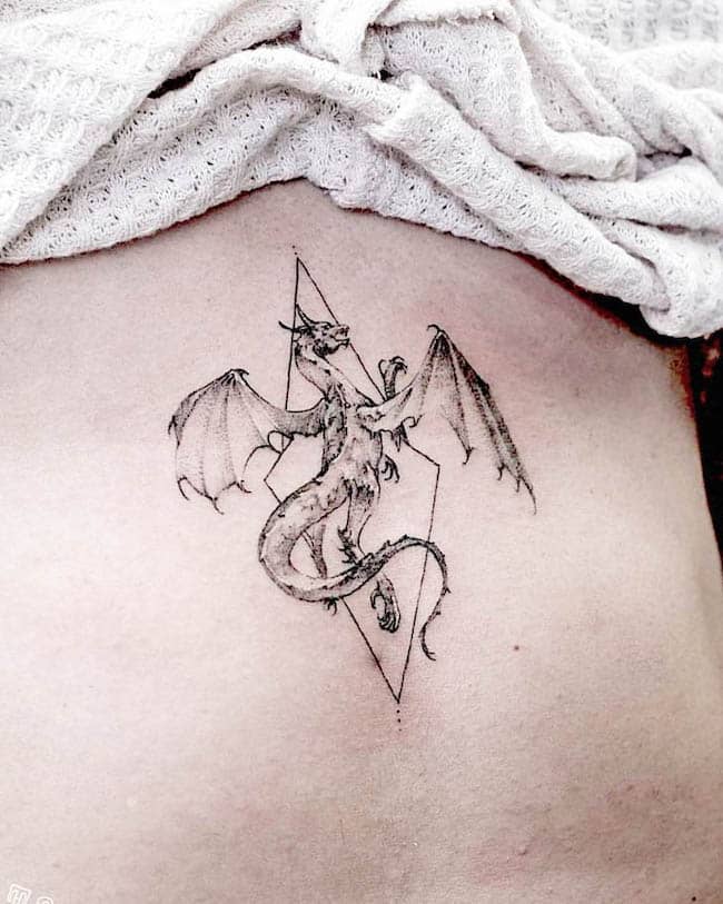 Tatuaggio del drago a triangolo di @patsarunink