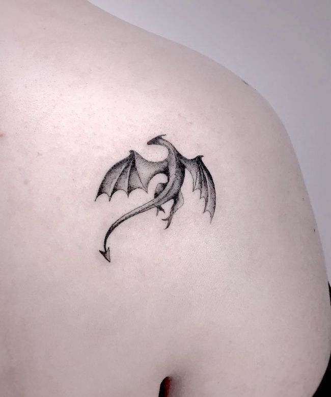 Tatuaggio di scapola di drago piccolo di @passiflora_tattoo