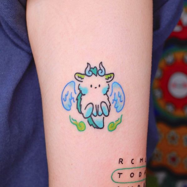 Tatuaggio carino di un piccolo drago dei cartoni animati di @xinamon_tattoo