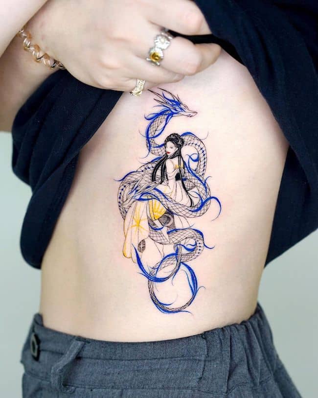 Tatuaggio tradizionale cinese con drago blu di @bium_tattoo