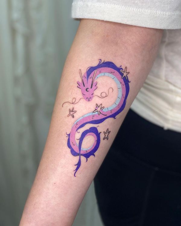 Tatuaggio carino con drago viola e stelle di @zoriajulia