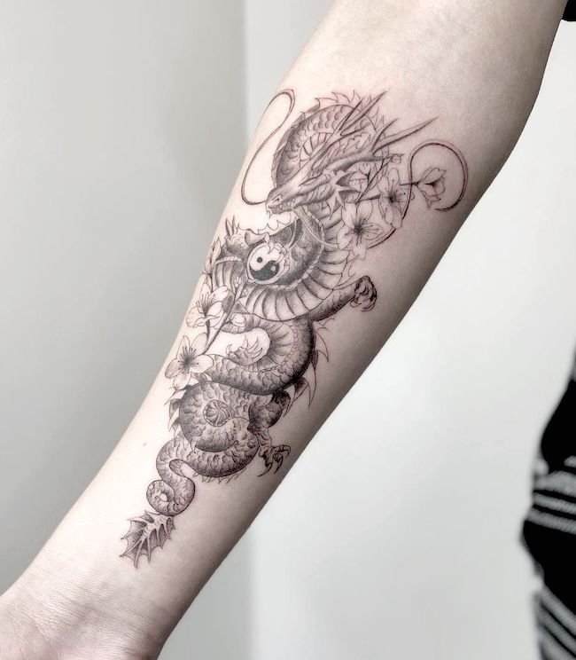 Tatuaggio Drago Yin Yang di @souljah.d- migliori tatuaggi di draghi per donne e ragazze