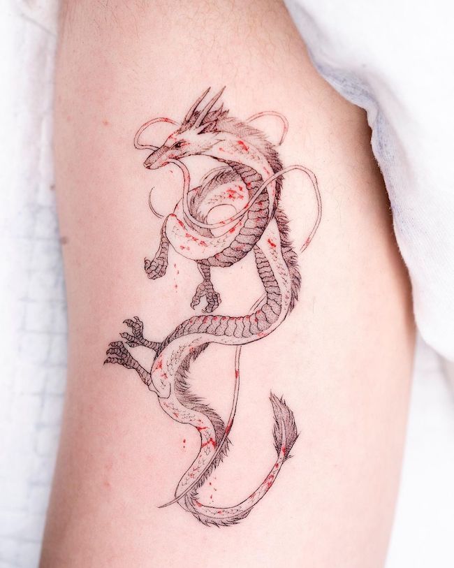 Tatuaggio con sangue e drago di @oozy_tattoo