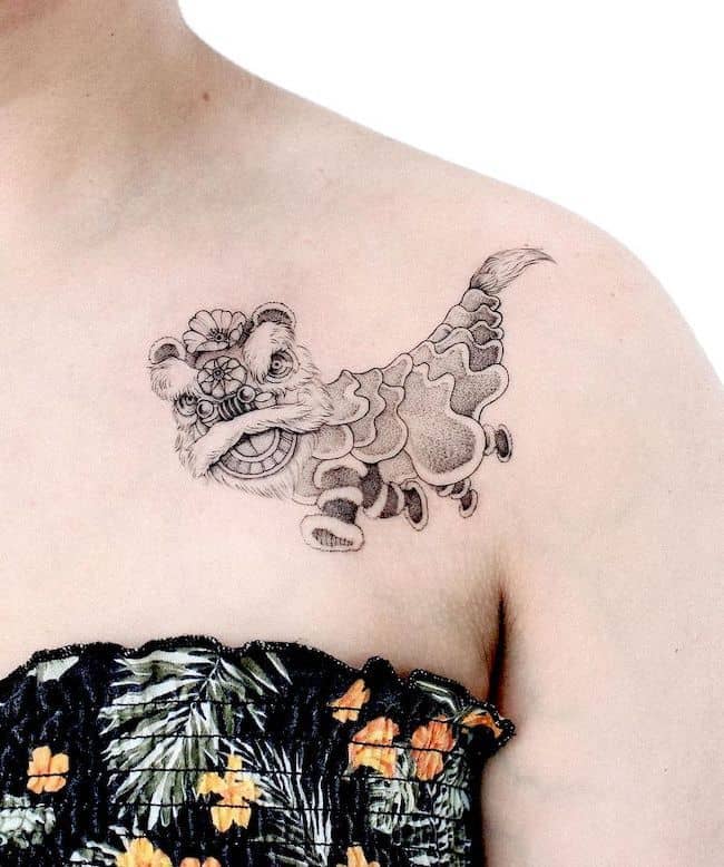 tatuaggio di drago cinese sulla clavicola per donne di @poonkaros - i migliori tatuaggi di drago per donne e ragazze