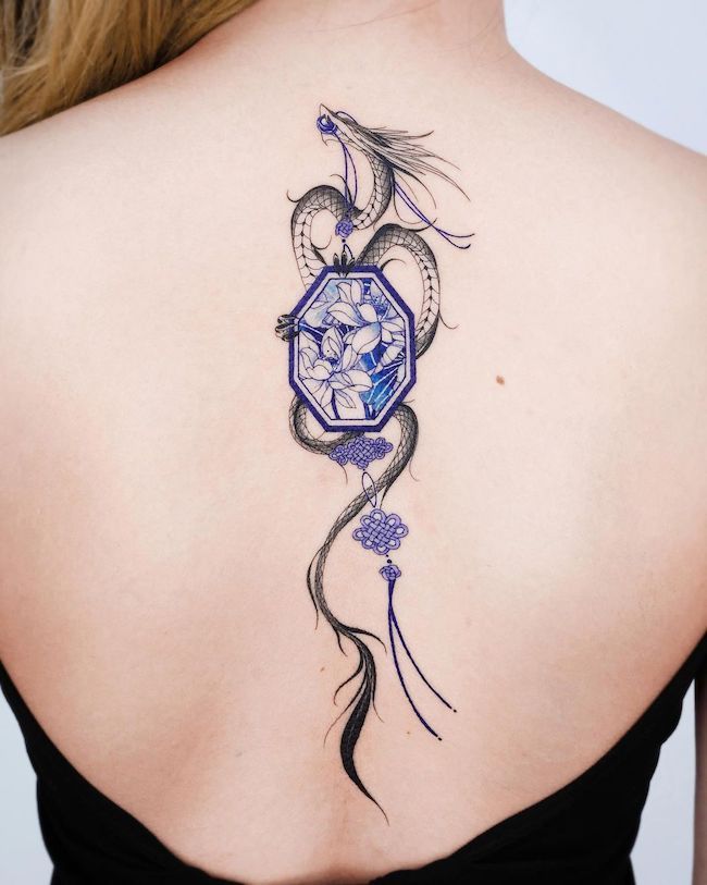 Drago fuori da una finestra orientale di @e.nal_.tattoo