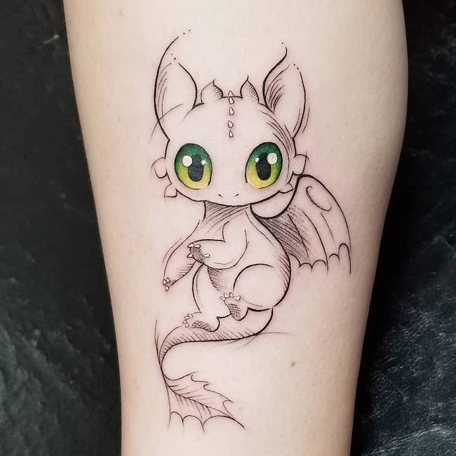 Tatuaggio carino dello Sdentato di @jessicatattoos- migliori tatuaggi di draghi per donne e ragazze