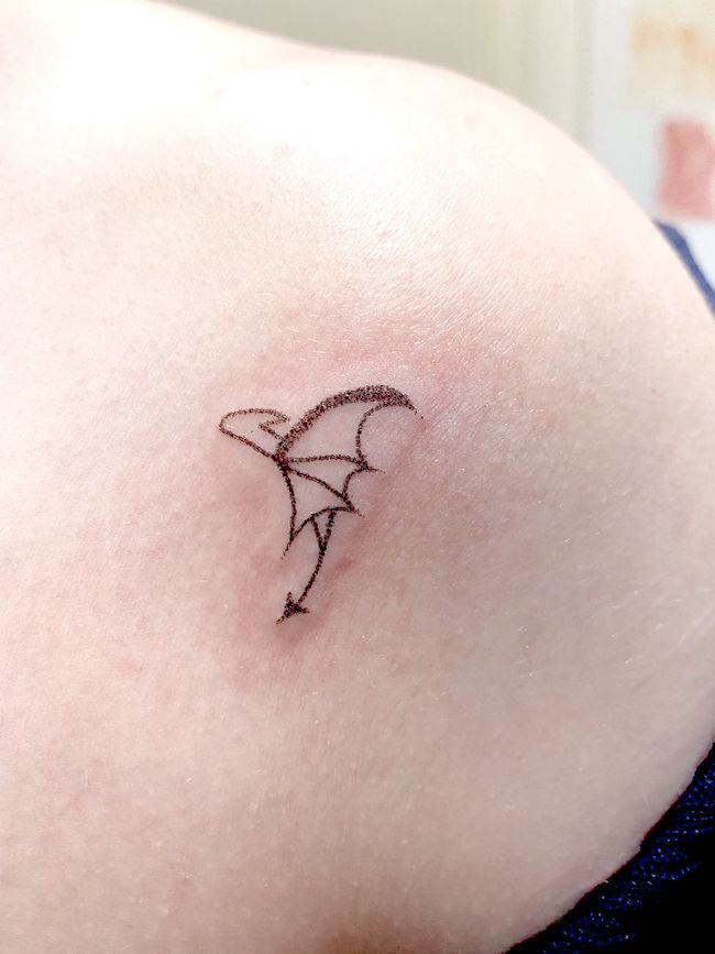 Tatuaggio minimalista con sagoma di drago di @siqboi