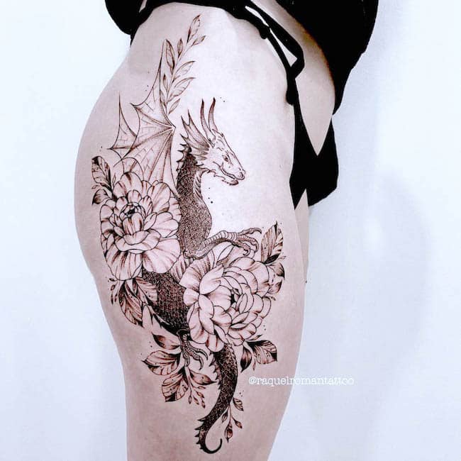 Tatuaggio dettagliato del drago sulla coscia di @raquelromantattoo