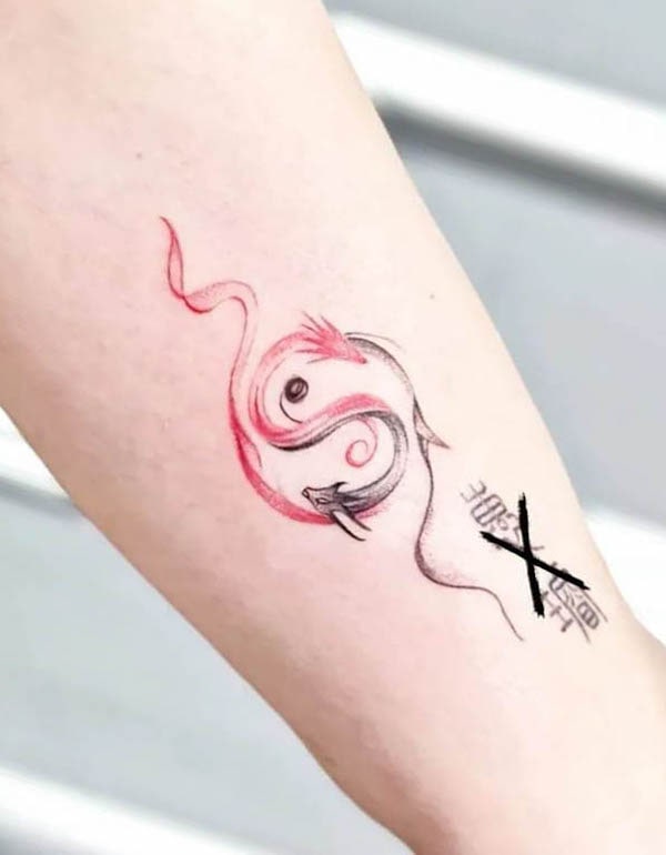 Tatuaggio del drago Yin e Yang di @namastetattoo_