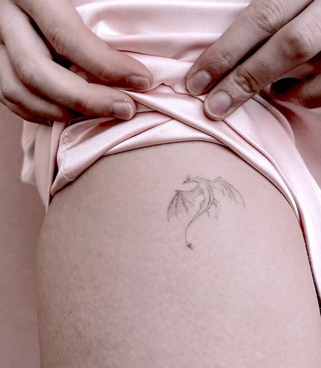 Piccolo drago tatuato sulla coscia da @trish__ink