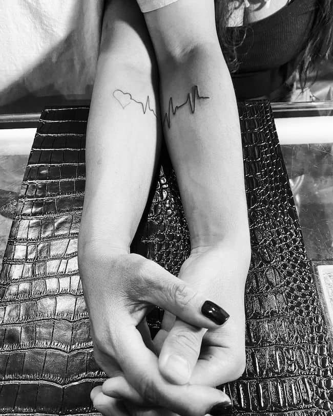I battiti del cuore connessi - Tatuaggi madre-figlio di @vintagetattoola