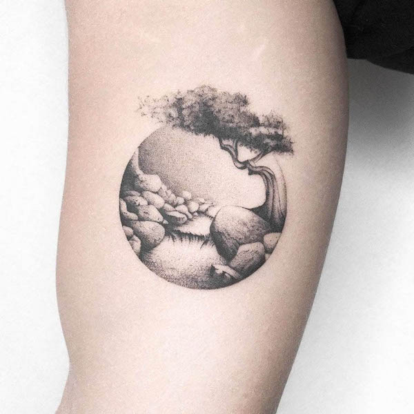 Sentiero verso l'ignoto - tatuaggio di viaggio di @klax.tattooer