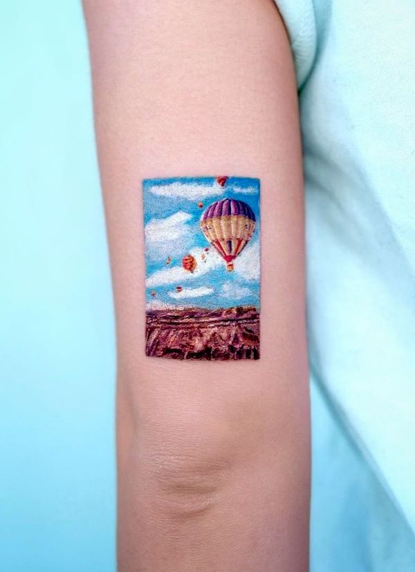 Tatuaggio con mongolfiere per avventurieri da @march.tattoo