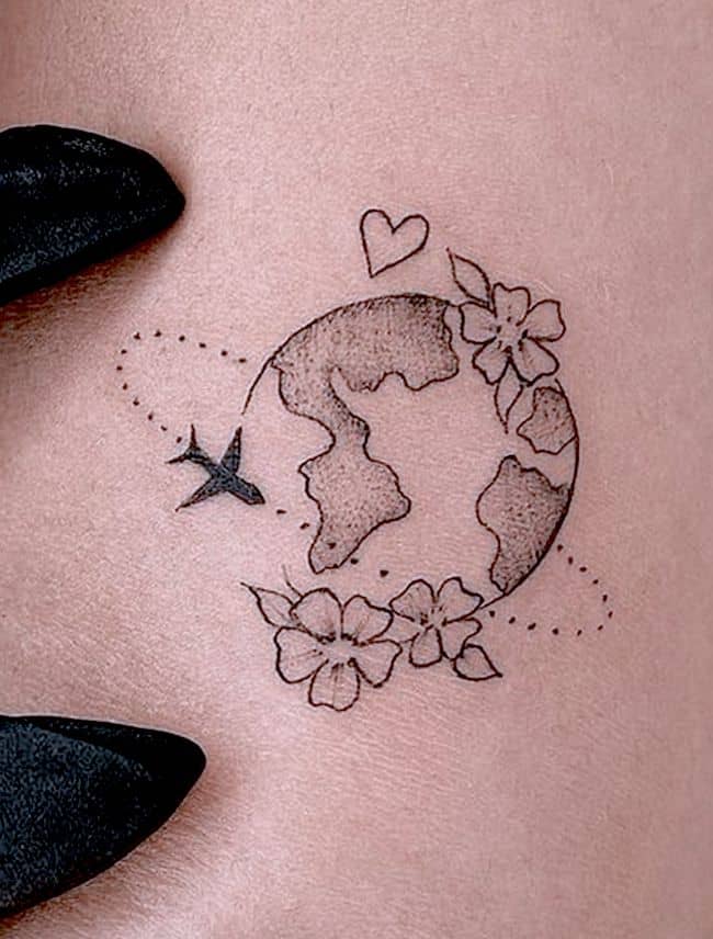Il tatuaggio di un mappamondo fiorito di @mapzmapas