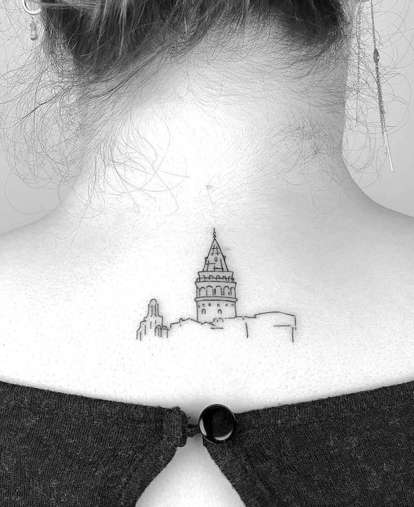 Tatuaggio di architettura sulla nuca per viaggiatori di @cagridurmaz