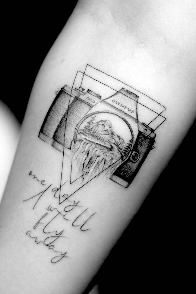 Il tatuaggio di una macchina fotografica di @mr.ok_tattoo