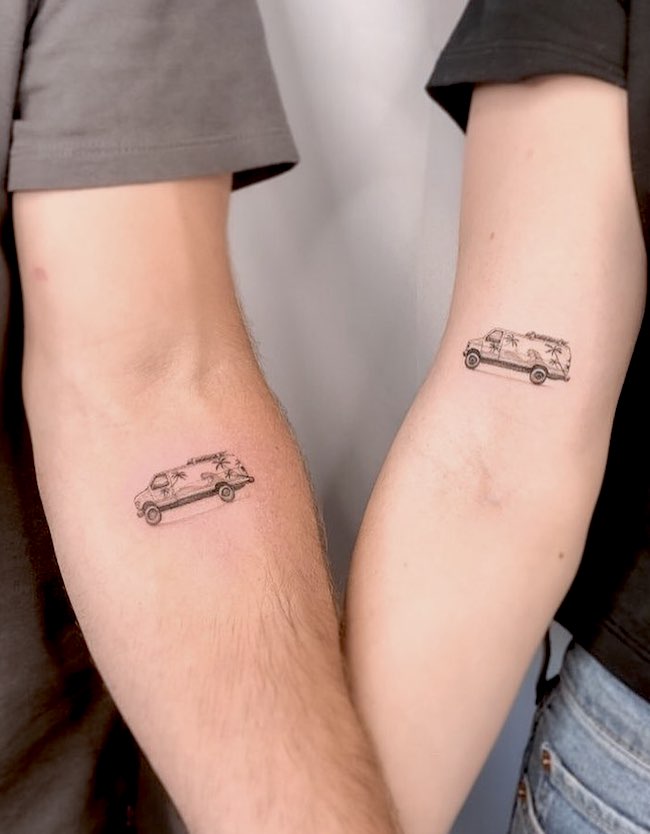 Tatuaggi in camper abbinati per una coppia di viaggiatori da @thepalmvan