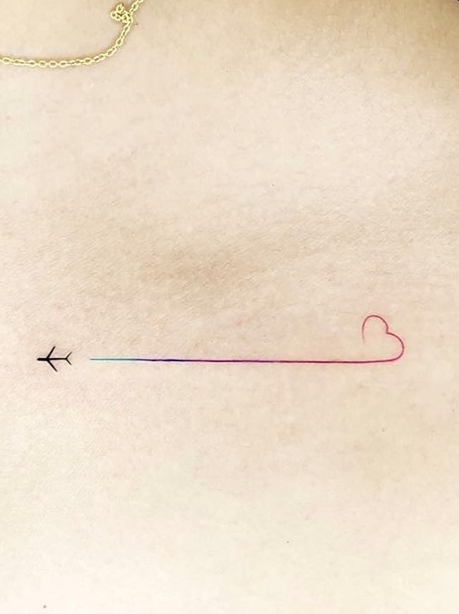 Tatuaggio minimalista di un aereo di @bodycanvastattooart