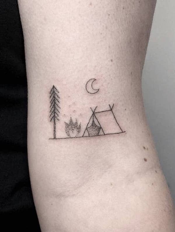 Tatuaggio di campeggio di @kellyneedles