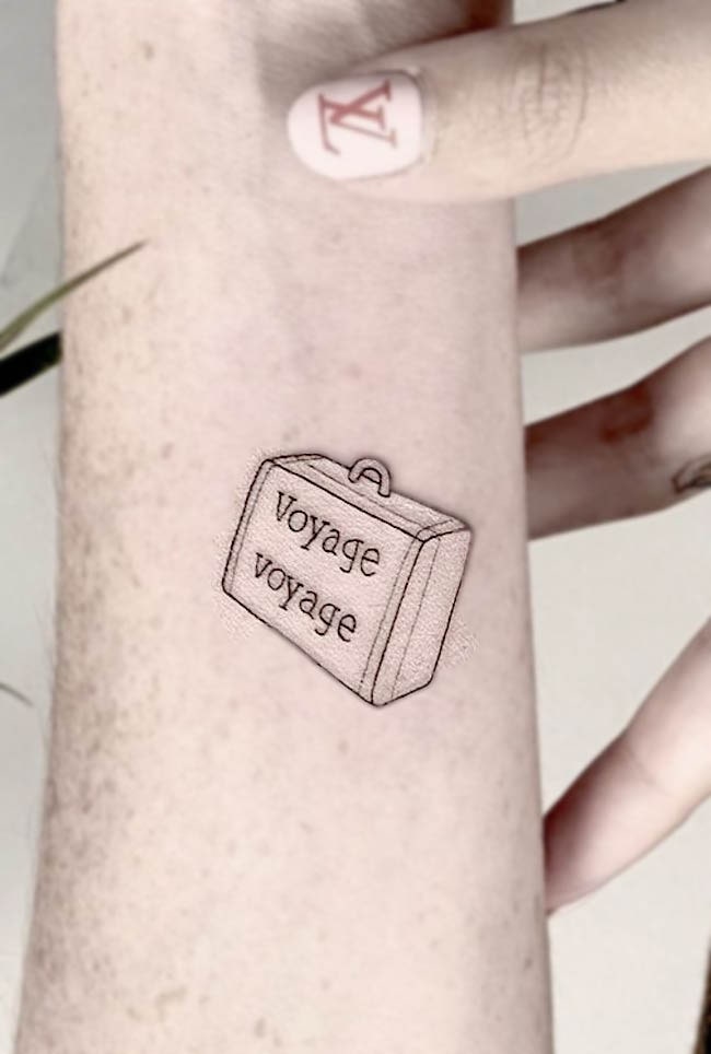 Tatuaggio con valigia di @sarakori