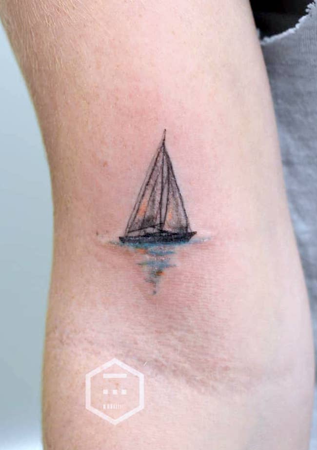 Tatuaggio di barca a vela di @kelseyknown