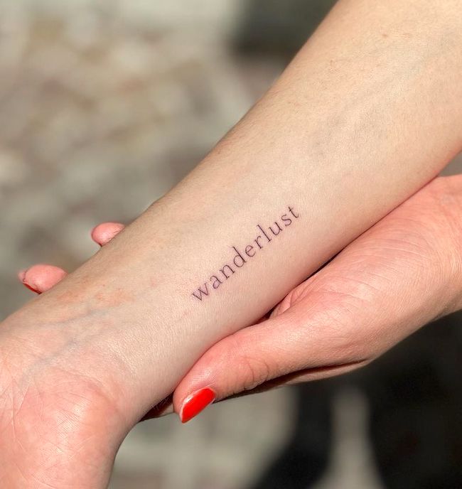 Tatuaggio di una parola Wanderlust di @stefano__mazza