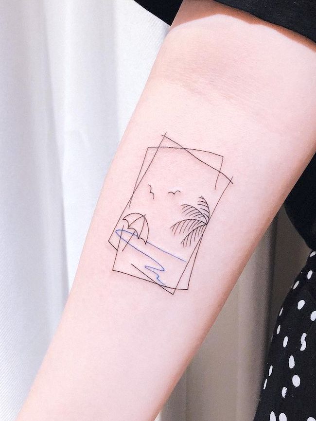 Tatuaggio di sole e spiaggia di @tattoo_artist_olive