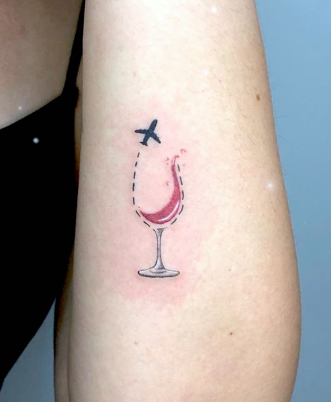 Tatuaggio con aereo e vino di @thais.foxtattoo
