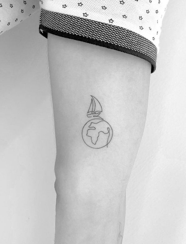 Tatuaggio minimalista con barca e mondo per viaggiatori di @cagridurmaz