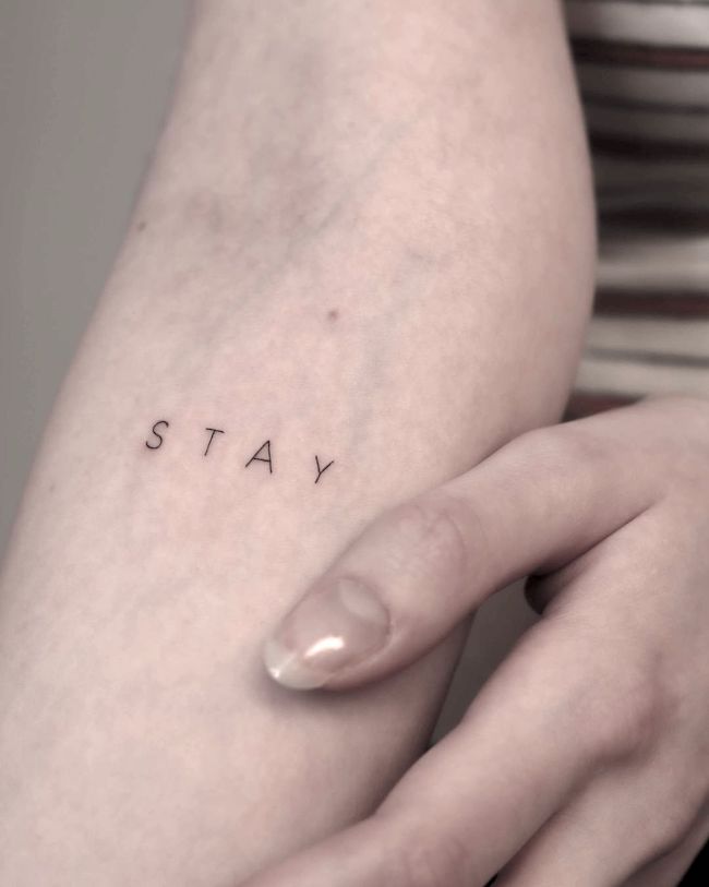 Tatuaggio Stay_una parola da @winczi.tattoo