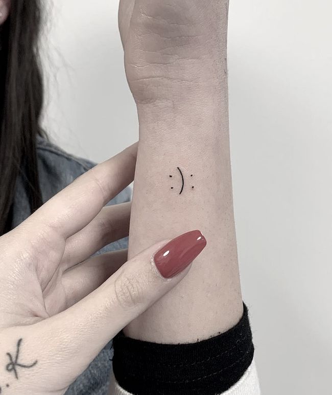 Tatuaggio con faccia felice e faccia triste di @sarakori