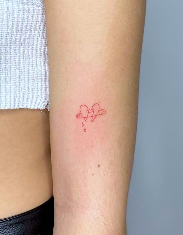Tatuaggio significativo con cuore spezzato di @m3.ink