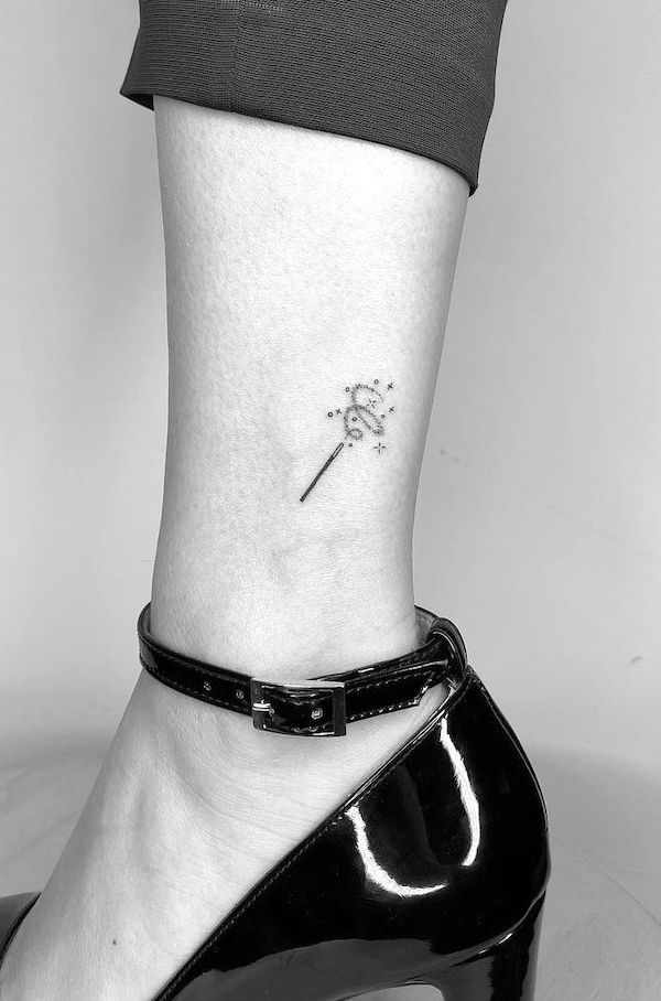 Piccolo tatuaggio significativo con bacchetta magica di @cagridurmaz