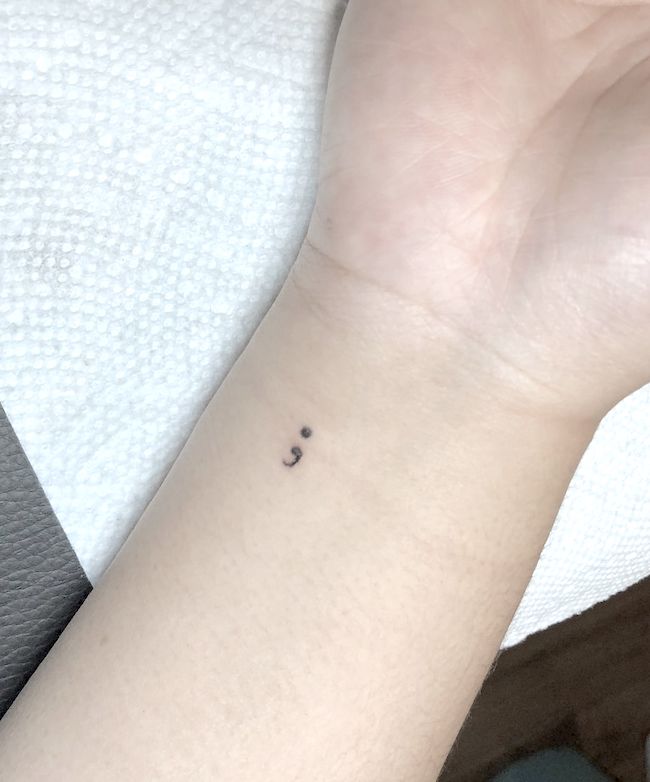 Tatuaggio con punto e virgola di @crynow____crylater