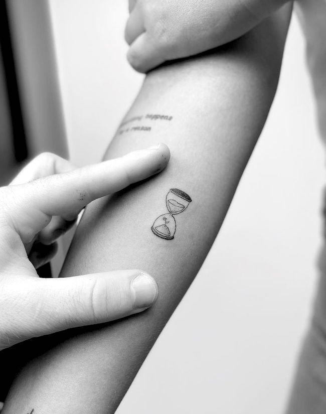 Tatuaggio Sandglass per ricordare ogni momento da @sashatattooist