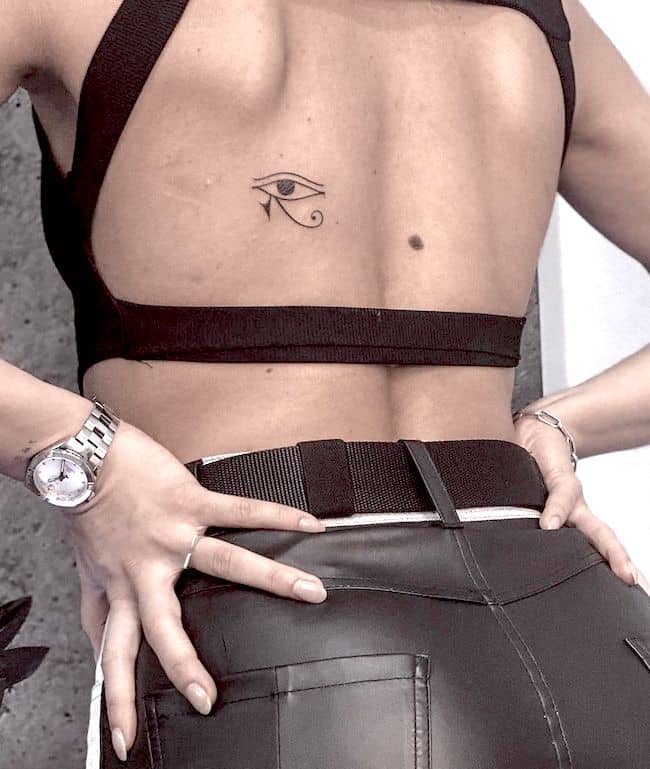 Il tatuaggio dell'occhio di Horus di @golaya.tatts