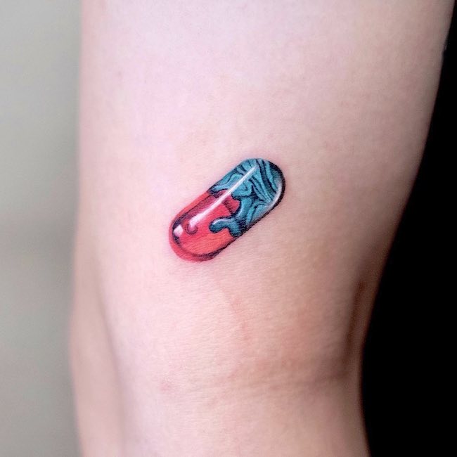 Tatuaggio Red pill blue pill di @newtattoo_studio