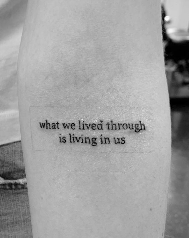 Tatuaggio con citazione ispiratrice per onorare il tuo viaggio di @alondratattoos