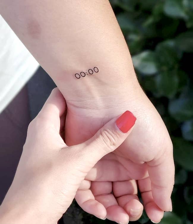 Nuovo inizio_tatuaggio numero piccolo di @nikkibandit