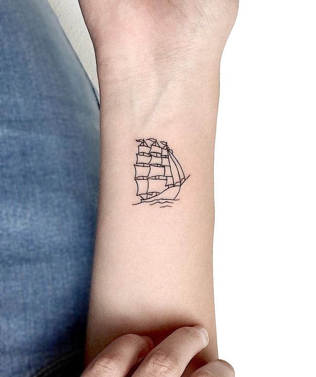 Sailing to the dreams_tatuaggio significativo sul polso di @_thinkdifferent