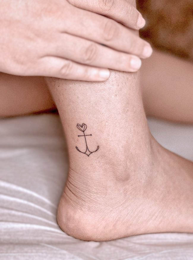 Trova la tua ancora - un tatuaggio significativo sulla caviglia di @jully_artistt