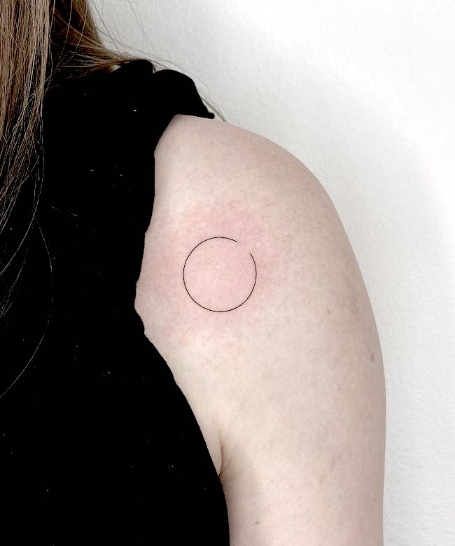 Un tatuaggio quasi circolare per celebrare l'imperfezione di @eszteremm.tattoo