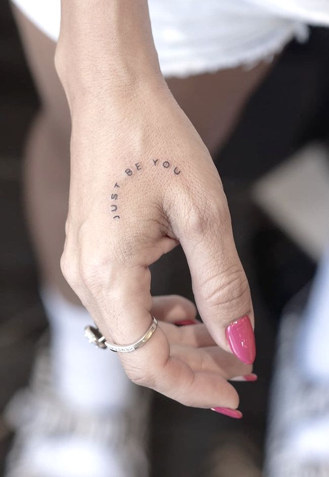 Tatuaggio con citazione ispiratrice Just be you di @iritgamburg- piccoli tatuaggi significativi