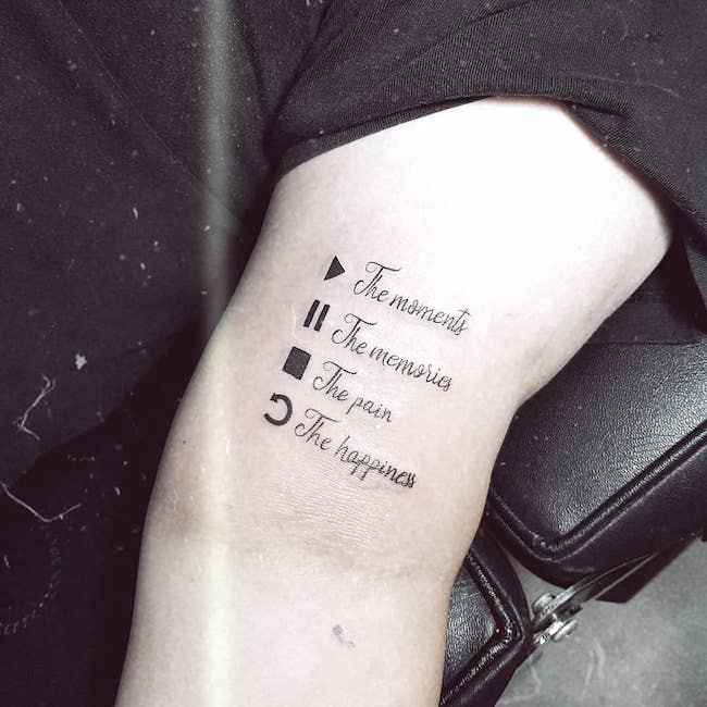 Live in the present_ un piccolo tatuaggio significativo di @hannah.tattoos