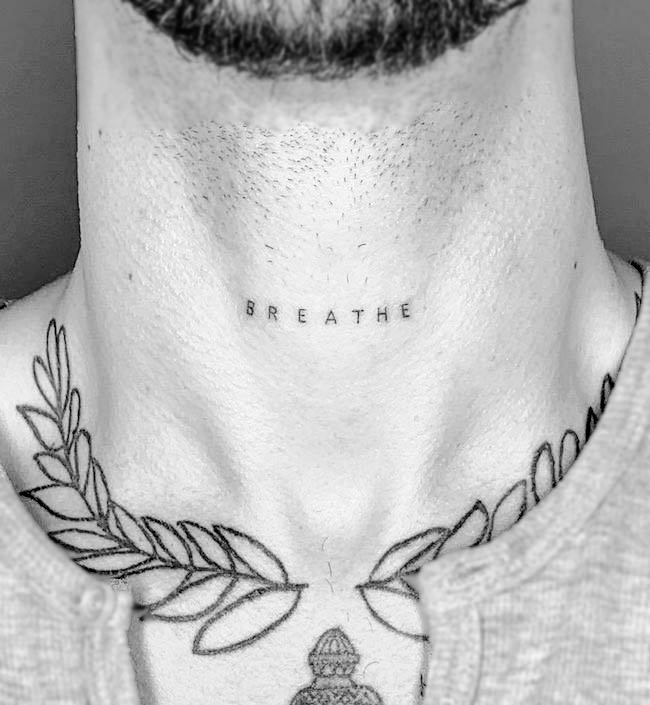 Breathe_one word neck tattoo by @nillo.ink - piccoli tatuaggi significativi