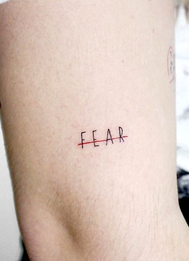 Cancella la paura_una parola tatuata da @_thinkdifferent