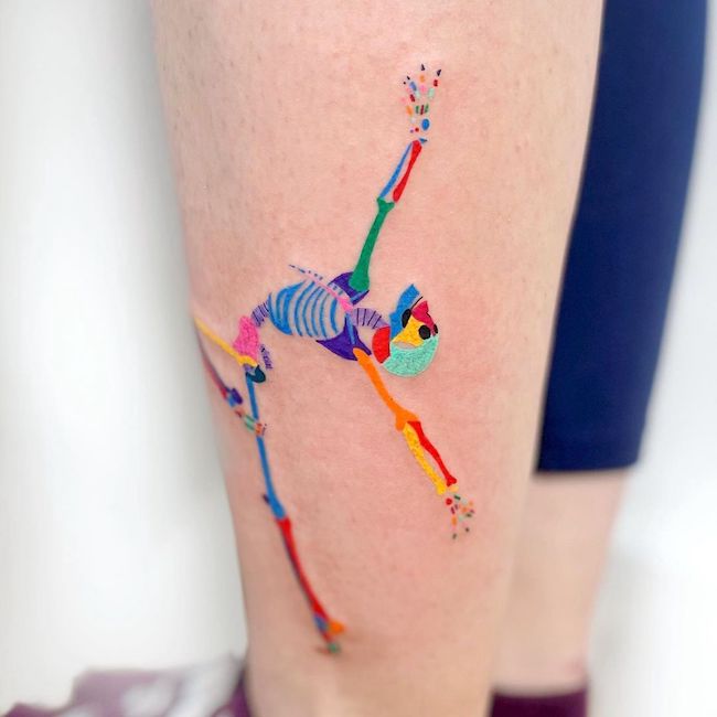 Scheletro danzante di @panna.lew - tatuaggi creativi per farvi sorridere