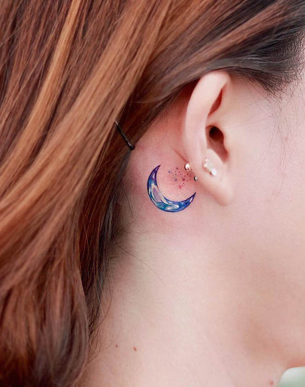Tatuaggio posteriore con luna e costellazione di @donghwa_tattoo