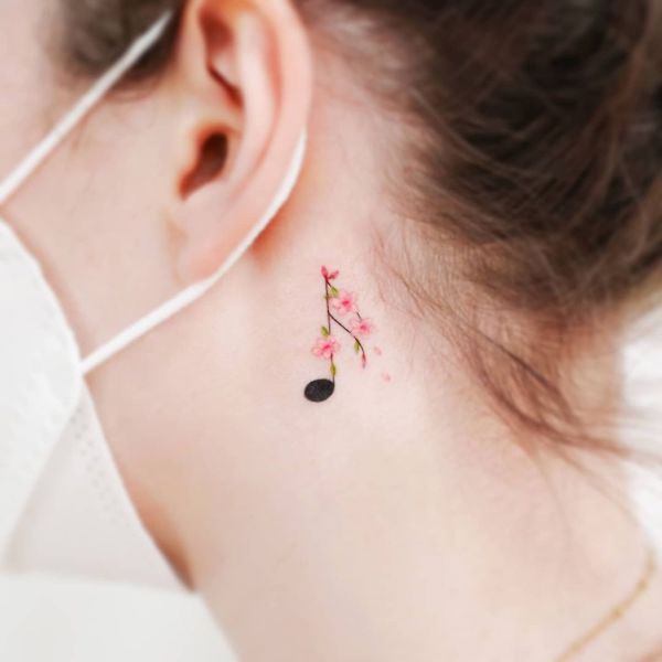 Tatuaggio con nota musicale dietro l'orecchio di @e.ple_tattoo
